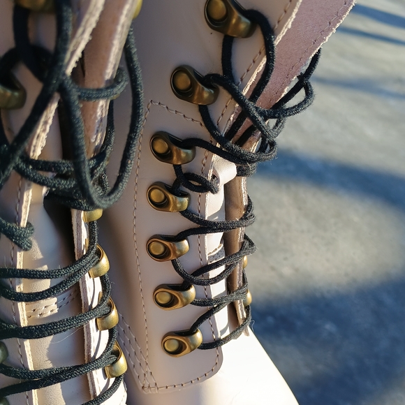 💣 Ah-MaZiNG 💣 Dr. Martens, NWOT, Sz. 9, "Leona" lace-up leather boots, Docs - Picture 13 of 16